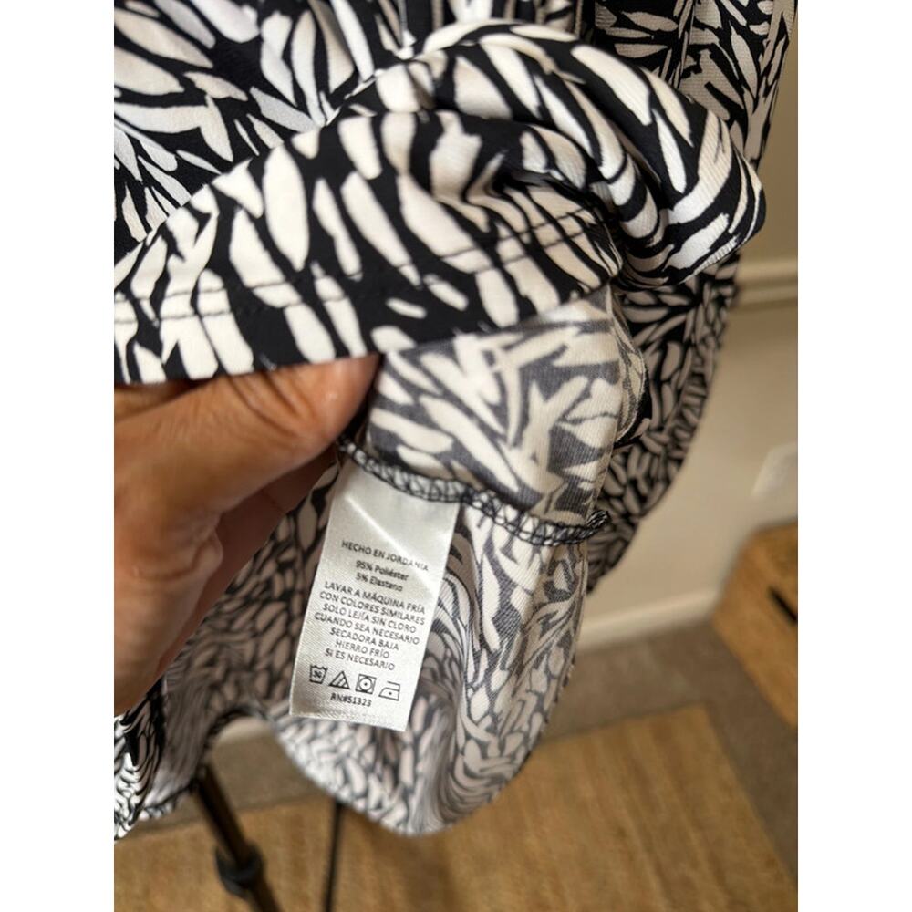 Vince Camuto women’s dress blouse, black and white V-neck XXL EUC 2316 - Picture 4 of 6